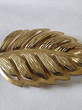 Gold Leaf Pin Brooch - Textured Sculpted Leaf